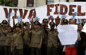 Militares durante una manifestación contra Israel en La Habana, el 14 de enero de 2009. (AP)