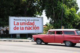Cartel con una consigna gubernamental en Cuba. (Foto de Raquel Pérez Díaz, tomada de Cartas desde Cuba.)