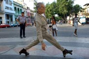 Anciano patinador en La Habana