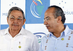 Raúl Castro y Felipe Calderón, en Costa de Sauípe (Brasil), el 16 de diciembre de 2008. (AFP)