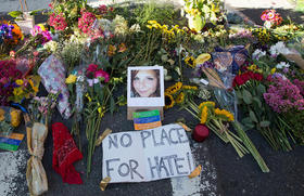 Flores rodean una foto de Heather Heyer, quien murió cuando un automóvil se lanzó contra una multitud de personas que protestaban contra la supremacía blanca el 13 de agosto de 2017 en Charlottesville, Virginia