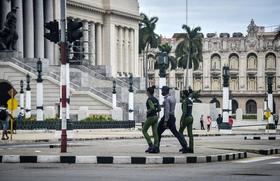 Policías patrullan los alrededores del Capitolio en La Habana, el lunes 15 de noviembre de 2021