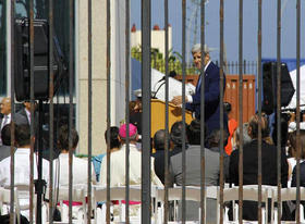 El secretario de Estado de EEUU, John Kerry, habla en la ceremonia donde se izó la bandera estadounidense en la embajada norteamericana en La Habana