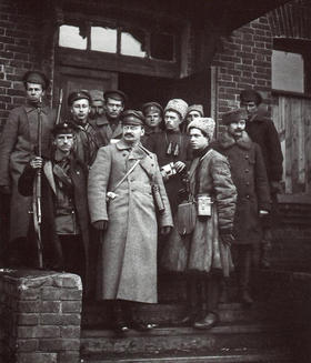 León Trotsky rodeado de sus guardaespaldas