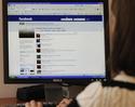 Una mujer navega en la página de Facebook del Museo de Auschwitz Una mujer navega en la página de Facebook del Museo de Auschwitz