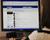 Una mujer navega en la página de Facebook del Museo de Auschwitz