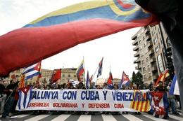 Manifestación en España a favor del régimen cubano, en Salamanca, 2005. (AP) Manifestación en España a favor del régimen cubano, en Salamanca, 2005. (AP)