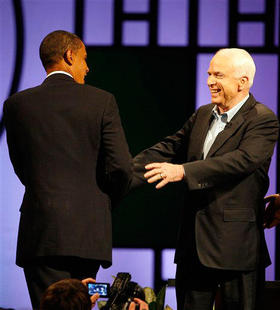 Los candidatos presidenciales norteamericanos Barack Obama y John McCain, durante un debate en California. (AP)