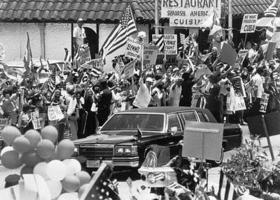 La limusina del presidente Ronald Regan en el corazón de la Pequeña Habana en Miami el 20 de mayo de 1983, donde exiliados cubanos saludan al entonces mandatario estadounidense