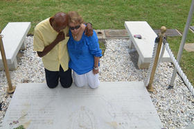 El opositor cubano Guillermo Fariñas e Irma Santos de Mas Canosa visitan la tumba de Jorge Mas Canosa en Miami
