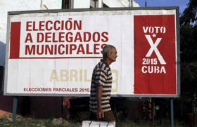 Cartel de elecciones municipales en Cuba en esta foto de archivo