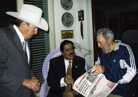 Raúl Castro, el presidente de Honduras, José Manuel Zelaya, y Fidel Castro, en La Habana, el 4 de marzo de 2009. (REUTERS)