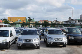 Vista de autos que permanecen parqueados en un depósito para la venta, en La Habana, Cuba. (Fotografía tomada de Martínoticias.)