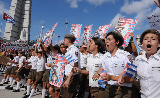 Estudiantes, en una marcha política en La Habana. (AP)