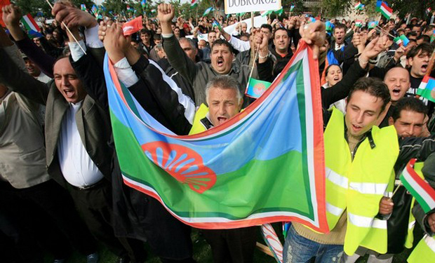 Gitanos húngaros y simpatizantes protestan contra la ultraderecha en Budapest, en 2008. (AFP)