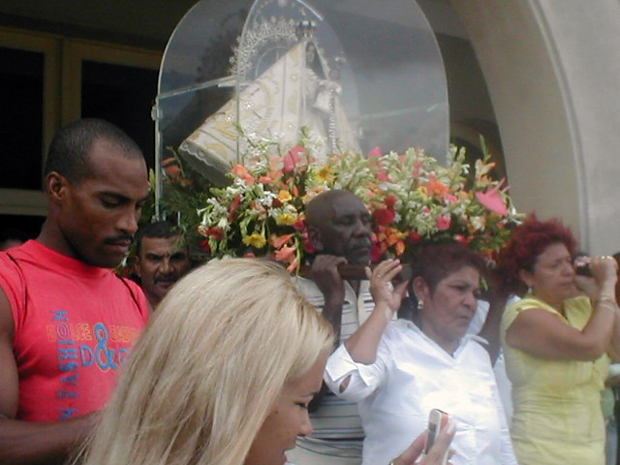 La Virgen de la Caridad del Cobre, a la salida del Santuario, el 8 de septiembre de 2009. (virgendelacaridaddelcobre.org)