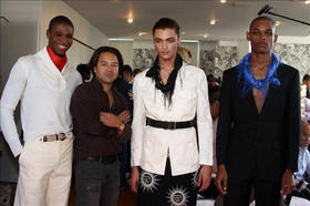 El diseñador Alvin Valley (segundo, izq.) posa junto modelos, en el lanzamiento de su nueva colección Primavera 2010. Nueva York, Estados Unidos, 14 de septiembre de 2009. (EFE)