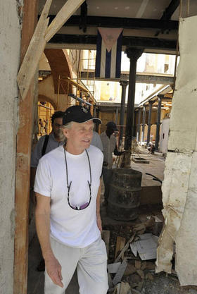 Michael Douglas camina por un edificio en ruinas de la Habana Vieja