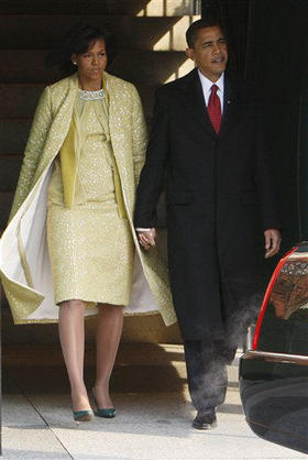 Michelle y Barack Obama poco antes de asistir a un servicio religioso en la St. John's Episcopal Church. Washington, 20 de enero de 2009. (AP)