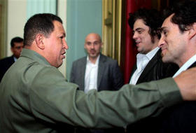 Hugo Chávez saluda a Benicio del Toro y Demián Bichir, durante un encuentro en el Palacio de Miraflores, Caracas, 4 de marzo de 2009.