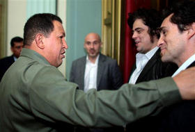 Hugo Chávez saluda a Benicio del Toro y Demián Bichir, durante un encuentro en el Palacio de Miraflores, Caracas, 4 de marzo de 2009. (AP) Hugo Chávez saluda a Benicio del Toro y Demián Bichir, durante un encuentro en el Palacio de Miraflores, Caracas, 4 de marzo de 2009.