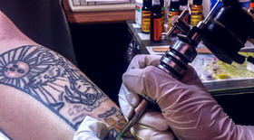 Tatuador trabajando en La Habana. (Fotografía tomada de 14ymedio.)