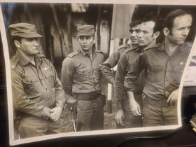 En la foto, a mediados de los 70, desde la izquierda: el comandante Pascual Martínez Gil, jefe de Tropas Especiales; el primer teniente Conrado Rivera Guerra, jefe de la Segunda Compañía de la fuerza; el capitán Antonio Tengido González, oficial de Operaciones y una de las bajas cubanas más sensibles en Angola; el teniente Filiberto Castiñeiras Giadanés, ayudante de Pascual, y el legendario capitán Antonio de la Guardia, jefe de Operaciones. (Colección de Filiberto Castiñeiras. Copyright © 2023 Filiberto Castiñeiras. Prohibida la reproducción.)