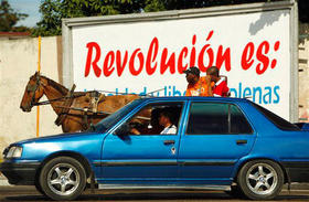 Logros de la revolución: coches y automóviles juntos en La Habana