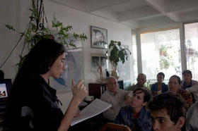 La bloguera Yoani Sánchez, editora de Generación Y, durante una clase