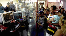 Vidriera de una tienda de La Habana. (AP)