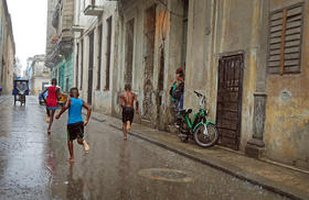 Niños cubanos juegan en una calle de La Habana