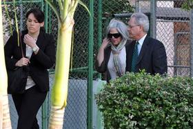 Esposa del estadounidense Alan Gross, Judy Gross (c), asiste en La Habana al juicio contra el contratista, el viernes 4 de marzo de 2011