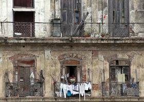 Una mujer cuelga la ropa recién lavada en su balcón, en un edificio de la zona colonial, el viernes 15 de abril de 2016, en La Habana, un día antes del inicio del VII Congreso del Partido Comunista de Cuba (PCC)