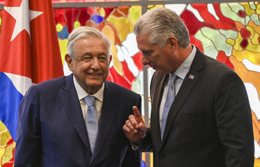 AMLO durante su visita a La Habana, junto a Díaz-Canel