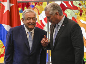 AMLO durante su visita a La Habana, junto a Díaz-Canel