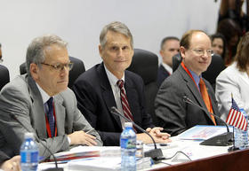 El Subsecretario adjunto para el Hemisferio Occidental del Departamento de Estado, Edward Alex Lee (c), participa en la primera reunión EEUU-Cuba tras el anuncio del restablecimiento de relaciones entre ambos países hecho en diciembre de 2014