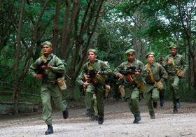 Soldados cubanos participan en un ejercicio de entrenamiento militar