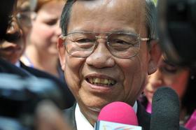 El viceprimer ministro de Vietnam, Truong Vinh Trong, habla con la prensa tras colocar una ofrenda floral ante un busto de Ho Chi Ming, en La Habana, el 13 de junio de 2011