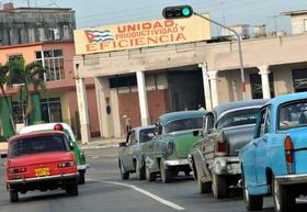 Vehículos circulan por una céntrica avenida de La Habana, en esta fotografía del lunes 31 de octubre de 2011. EFE 