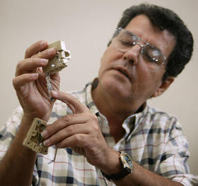 Oswaldo Payá muestra los micrófonos colocados en su casa por el régimen en 2004