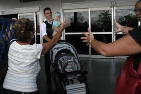 Un hombre procedente de Miami es recibido por sus familiares a su llegada al aeropuerto internacional José Martí de La Habana