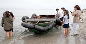 Embarcación improvisada en que los balseros llegaron a Key Biscayne, Miami. (Foto: Pedro Portal, El Nuevo Herald.)