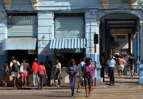 Varias personas caminan por una calle de La Habana el miércoles. El gobernante de Cuba, Raúl Castro, anunció que Cuba y Estados Unidos han acordado el restablecimiento de las relaciones diplomáticas y adoptar medidas mutuas para mejorar el clima bilateral