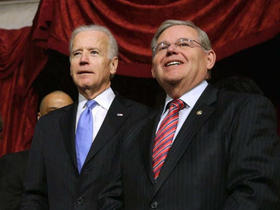 El presidente Joe Biden y el senador Bob Menéndez, en esta foto de archivo