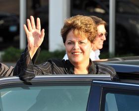 La presidenta de Brasil, Dilma Rousseff, saluda el lunes 30 de enero de 2012, a su llegada a La Habana (Cuba)