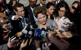 La presidenta de Brasil, Dilma Rousseff, habla con la prensa en La Habana, el martes 31 de enero de 2012