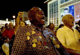 Veteranos y 'obreros destacados', en el acto por los 50 años del castrismo, el 1 de enero en Santiago de Cuba. (AP)