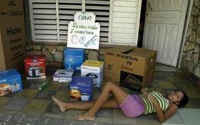 Una cubana con los equipos electrodomésticos adquiridos como parte de la Revolución Energética