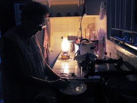 Una mujer lava los platos iluminada por una lámpara de queroseno en el habanero barrio de El Vedado, durante un apagón,en esta foto de archivo