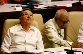 Raúl Castro, junto a Juan Almeida, en la Asamblea Nacional, el 11 de julio. (AP)